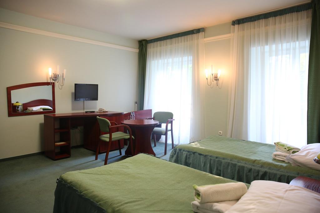 Bed and Breakfast Roskosz Zespol Dworsko Parkowy Бяла-Подляска Экстерьер фото