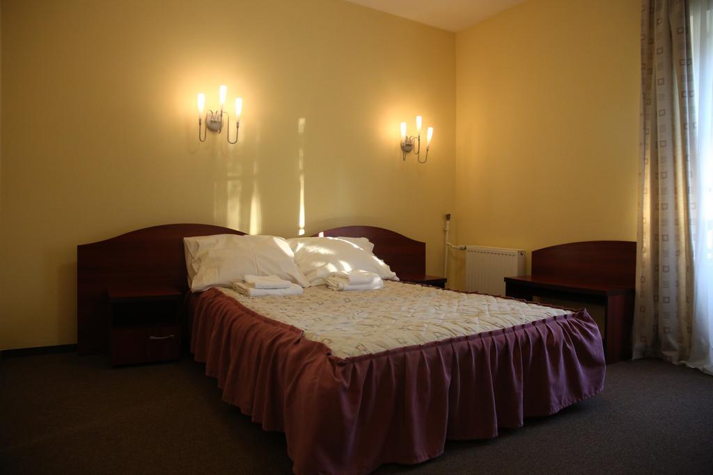 Bed and Breakfast Roskosz Zespol Dworsko Parkowy Бяла-Подляска Экстерьер фото